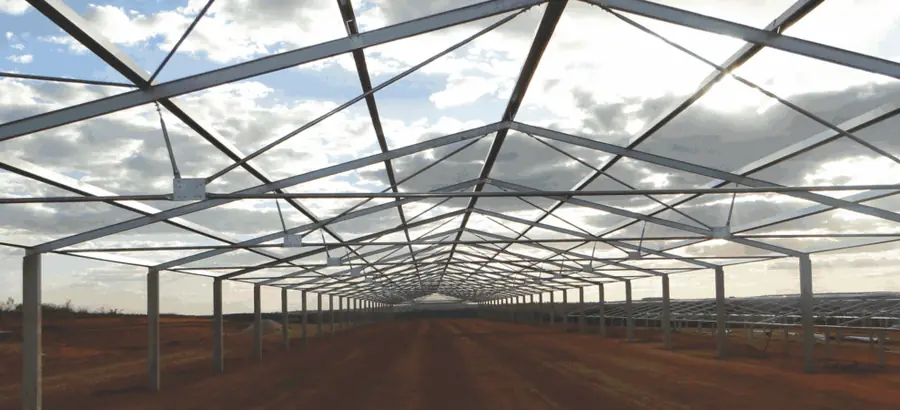 Estrutura metálica de um galpão de aviário em construção
