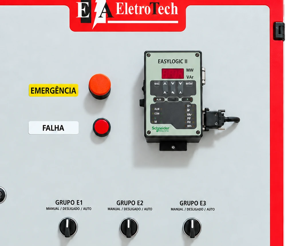 Painel elétrico de comando montado pela EA Eletrotech, com botões de emergência e falha e controlador