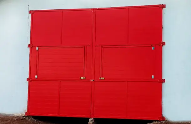 Portão de PVC vermelho de duas folhas