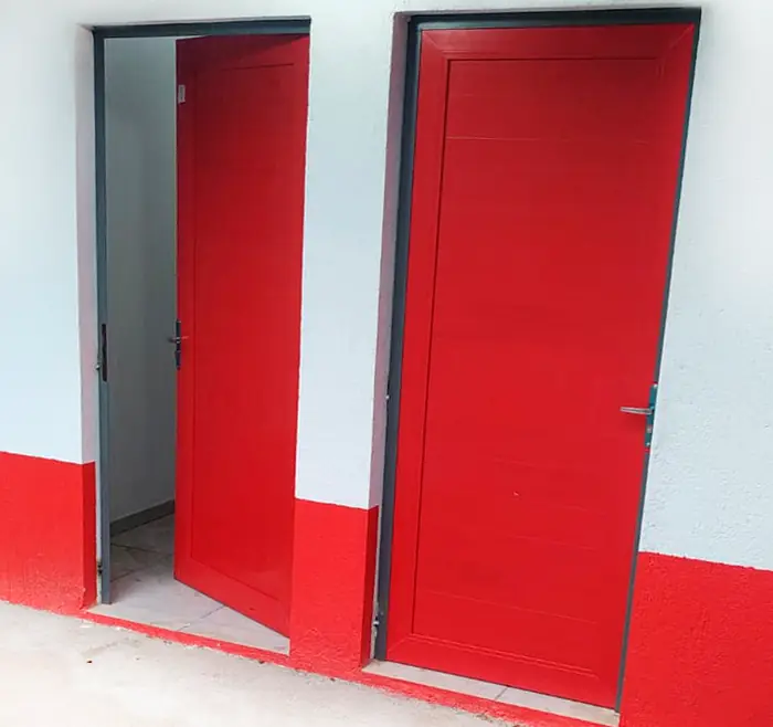 Porta de PVC vermelha aberta