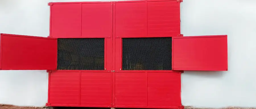 Portão de PVC vermelho com janelas de ventilação abertas