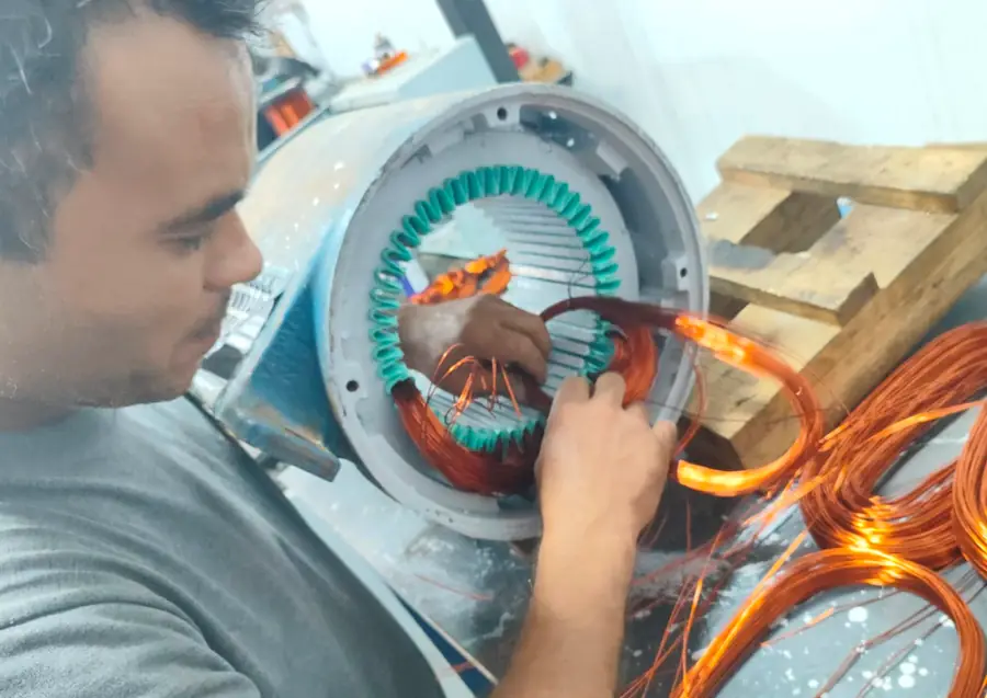 Técnico rebobinando um motor elétrico