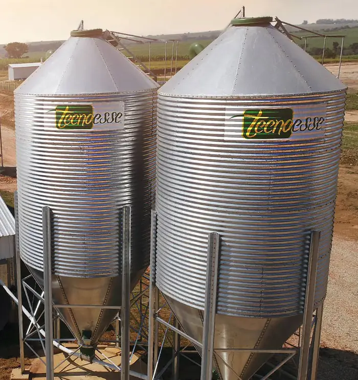 Silos metálicos instalados em granja de suínos
