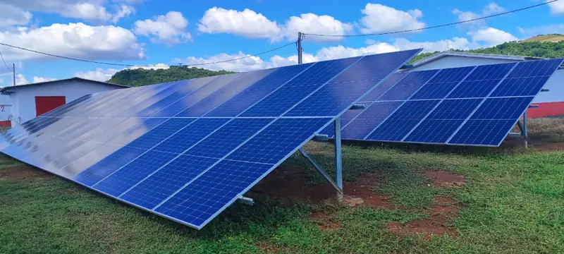 Painéis solares em estrutura inclinada