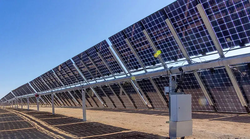 Painéis solares bifaciais em estrutura elevada